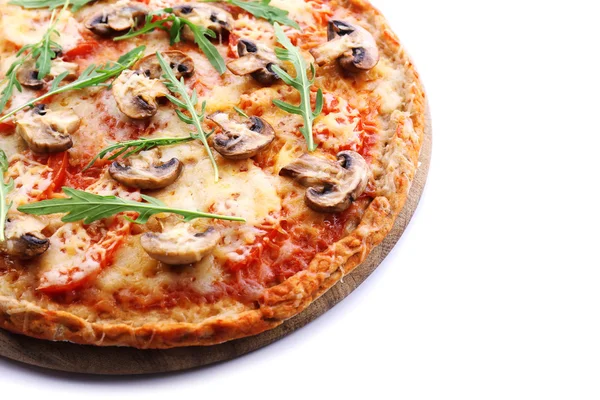 Gustosa pizza con verdure e rucola isolata su bianco — Foto Stock