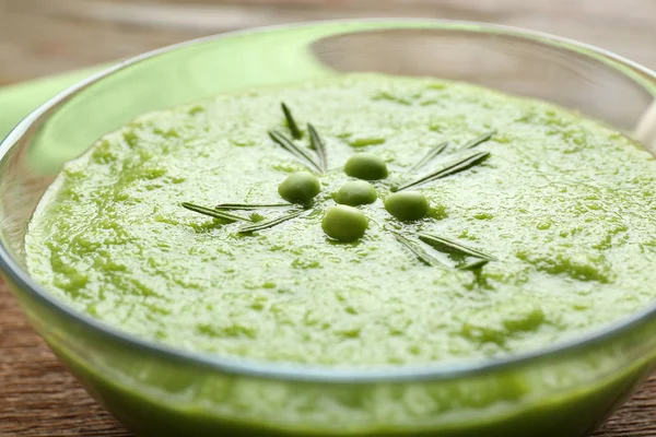 Sopa de guisantes verdes en tazón de vidrio, primer plano —  Fotos de Stock