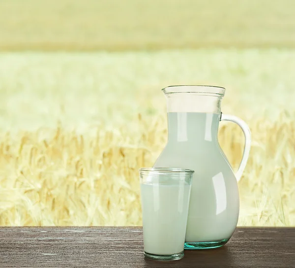 Dzban i szklankę mleka — Zdjęcie stockowe