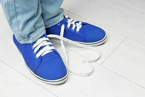 Pés em sapatos de goma — Fotografia de Stock