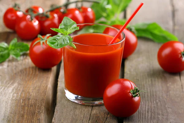Szklanka soku pomidorowego na drewnianym stole, zbliżenie — Zdjęcie stockowe