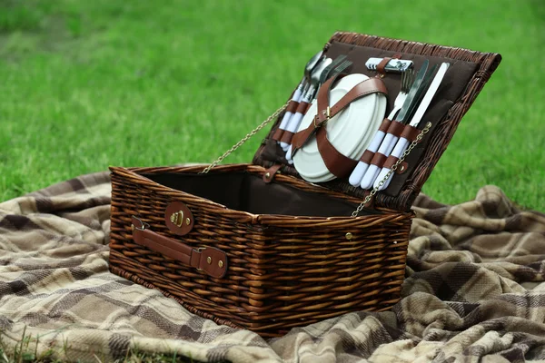 Wicker picnic basket — Stock Photo, Image