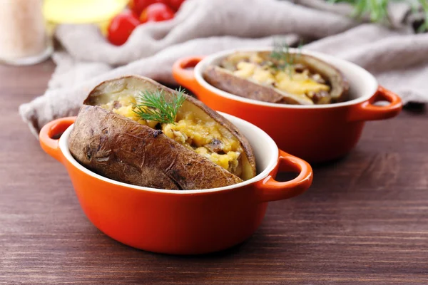 Batatas assadas com queijo e cogumelos na mesa de perto — Fotografia de Stock