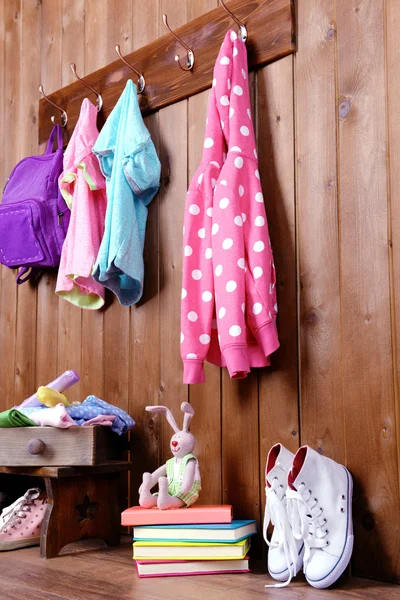 Niños cosas que cuelgan en la pared — Foto de Stock