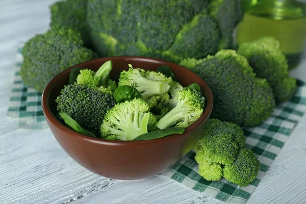 Broccoli freschi con spinaci in ciotola sul tavolo di legno da vicino — Foto Stock