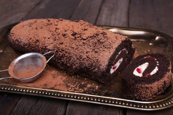 Masada krema ve çilek ile Çikolatalı rulo yakın çekim