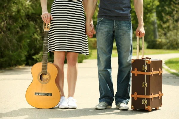 Coppia giovane con valigia e chitarra — Foto Stock