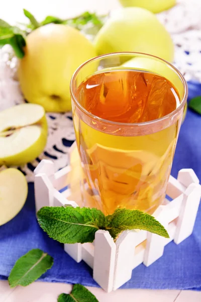 Vaso de zumo de manzana con frutas y menta fresca en la mesa de cerca — Foto de Stock