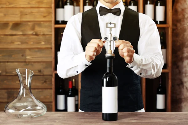 Bartender working at counter — Stock Photo, Image