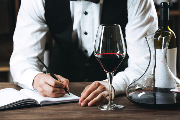 Бармен работает за стойкой
 