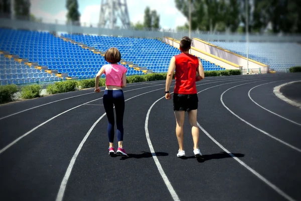 Fiatalok jogging stadium — Stock Fotó