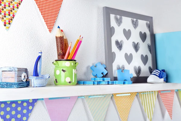 Estantes con juguetes en habitación infantil — Foto de Stock