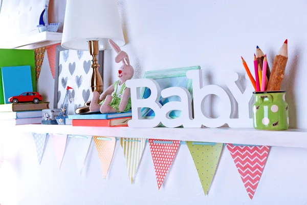 Étagères avec jouets dans la chambre d'enfant — Photo