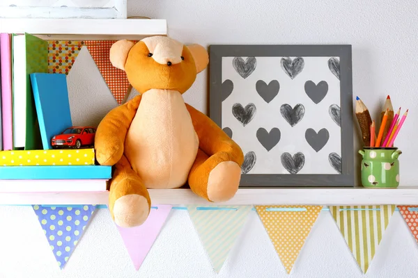 Estantes con juguetes en habitación infantil — Foto de Stock