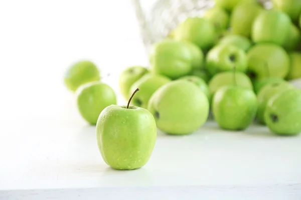 Green apples in wicker basket, closeup — Stock Photo, Image
