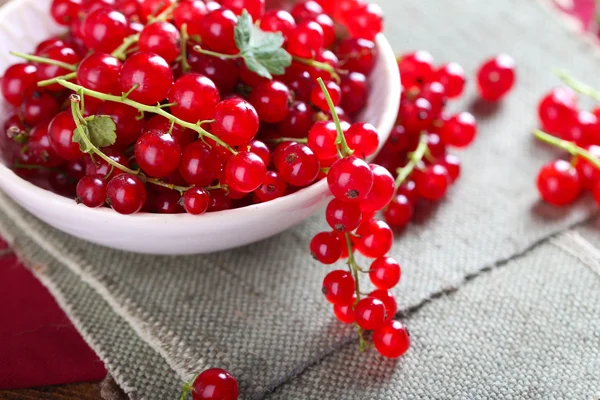 Groseilles rouges fraîches dans un bol sur la table fermer — Photo