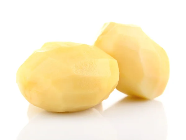 Patatas peladas crudas aisladas en blanco — Foto de Stock