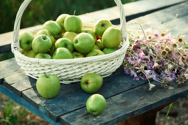 Manzanas verdes con ramo de flores silvestres —  Fotos de Stock