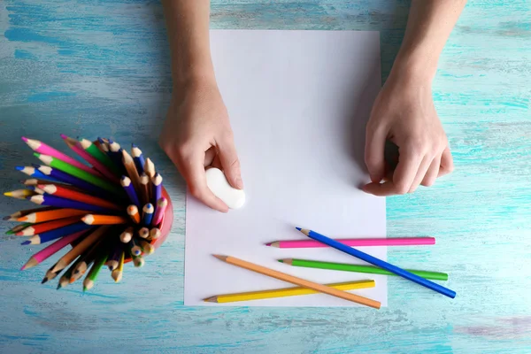 Ruka s barevné tužky — Stock fotografie