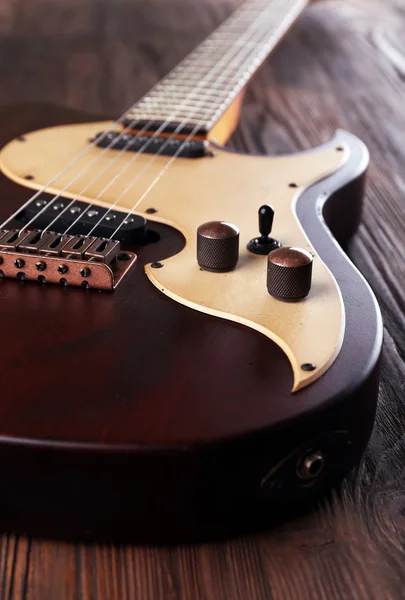 Chitarra elettrica sul tavolo — Foto Stock