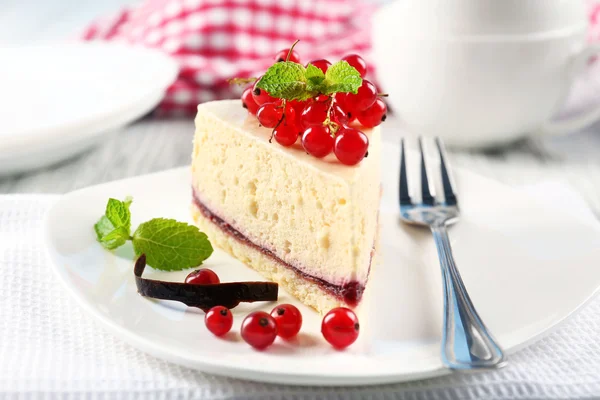 맛있는 치즈 케익에 딸기를 가까이 놓고 — 스톡 사진