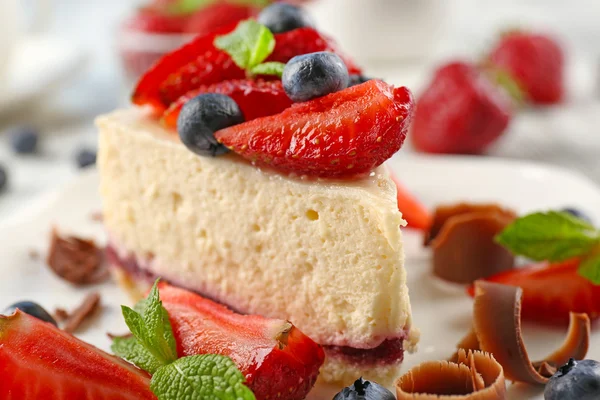 Heerlijke cheesecake met bessen op tafel close up — Stockfoto