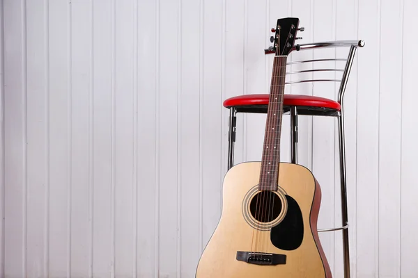 Klassische Gitarre in der Nähe von Stuhl — Stockfoto