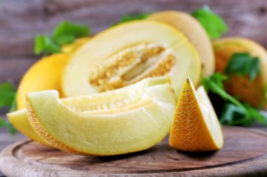 Ahşap masa üzerinde yeşil yaprakları ile olgun karpuz yakın çekim