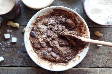 Masada çikolatalı pasta yakın çekim için hamur hazırlanıyor