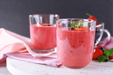 Gözlük berry güler yüzlü koyu arka plan üzerinde ahşap tablo