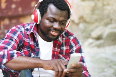 Afrika kökenli Amerikalı adam müzik dinleme