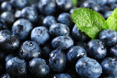 Yeşil yaprakları ile lezzetli olgun yaban mersini yakın çekim