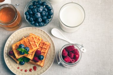 Tatlı ev yapımı gözleme orman meyveleri ve tablo arka plan üzerine sos ile