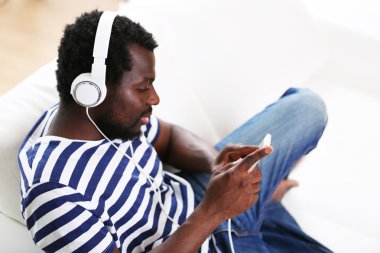 Kulaklıklar ile Afrika kökenli Amerikalı adam 