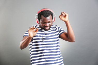 Kulaklıklar ile Afrika kökenli Amerikalı adam 