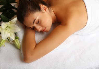 Masaj masasındaki genç kadın. 