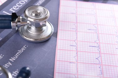 Kardiyogram sayfasında stetoskop