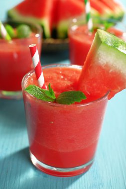 Karpuz suyu ahşap masa, closeup üzerinde gözlük