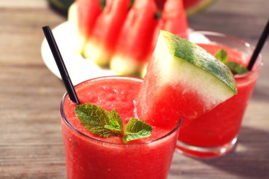 Karpuz suyu ahşap masa, closeup üzerinde gözlük