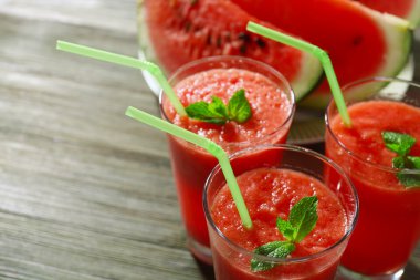 Karpuz suyu ahşap masa, closeup üzerinde gözlük