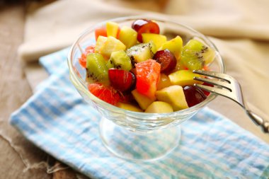 ahşap zemin üzerinde cam kase meyve salatası