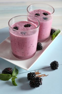 Ahşap masa üstünde böğürtlen ile lezzetli berry güler yüzlü yakın çekim