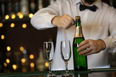 Yakışıklı barmen portresi 