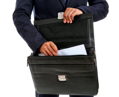 Evrak çantası ile takım elbiseli adam 