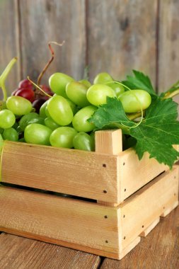 Beyaz ve kırmızı üzüm ahşap kutusunda
