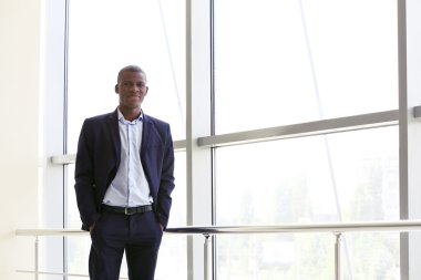 yakışıklı Afrikalı-Amerikalı işadamı 