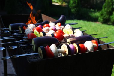 Barbekü mangal closeup ortasında