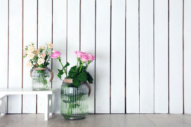 Ev dekorasyonu ve gül ahşap arka plan üzerinde