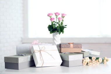 hediye kutuları ve gül