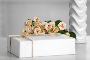 hediye kutuları ve gül